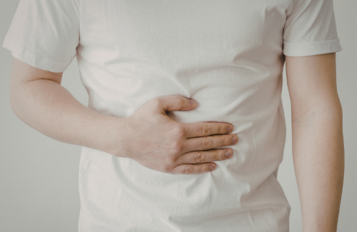みぞおちを触る男性