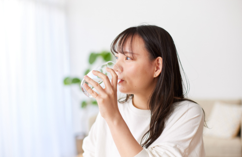 水を飲む女性