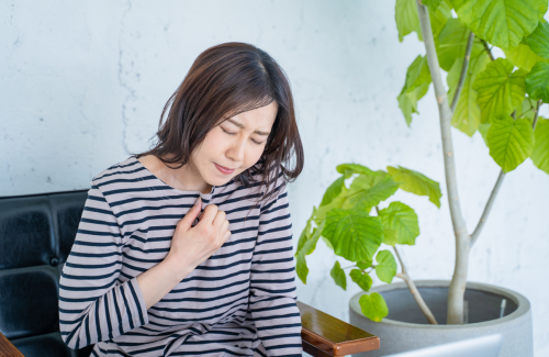 動悸がする女性