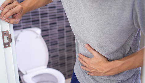 トイレにいる男性