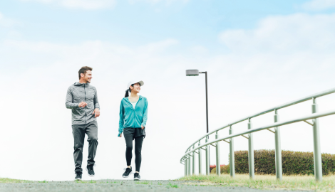 ウォーキングする男女