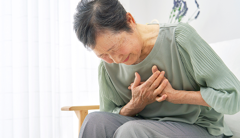 胸を抑える女性