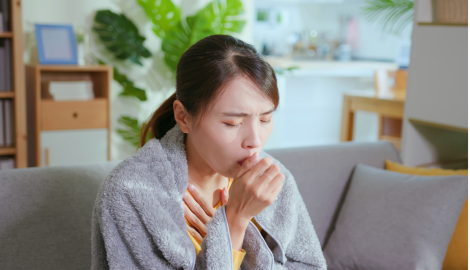 咳をする女性