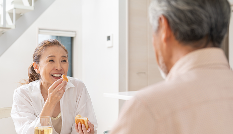 お茶を飲む夫婦