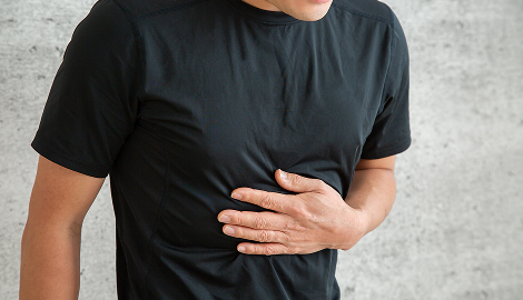 胃を押さえる人