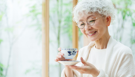 お茶を飲む女性