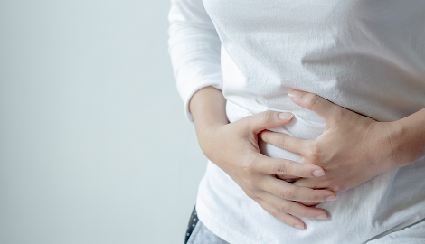 お腹を押さえる人