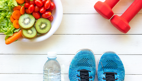 食物繊維の多いサラダと運動用具