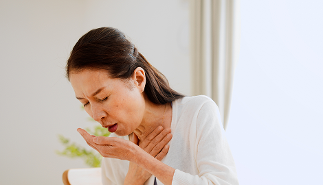 咳をする女性