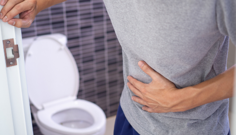 お腹を押さえる男性