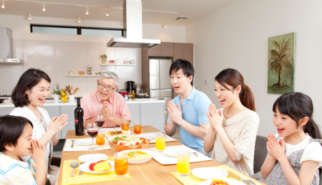 食事をする家族