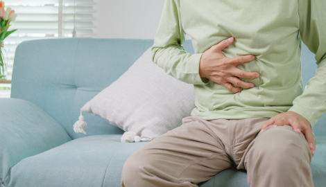 お腹を押さえる人