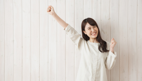 伸びをする女性