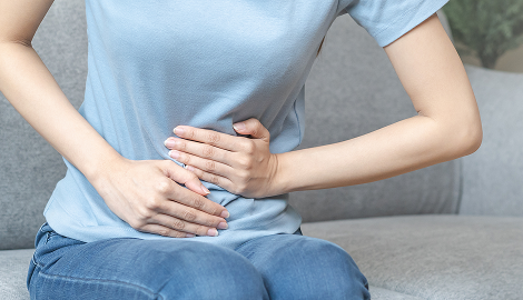 お腹を押さえる人