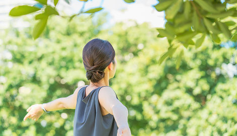 伸びをする女性