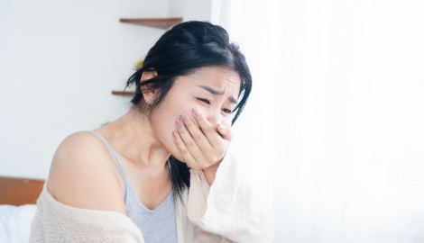 口元を押さえる人