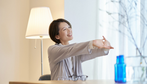 伸びをする女性