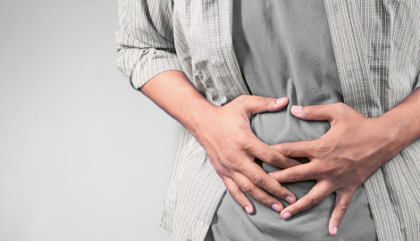 胃を押さえる人