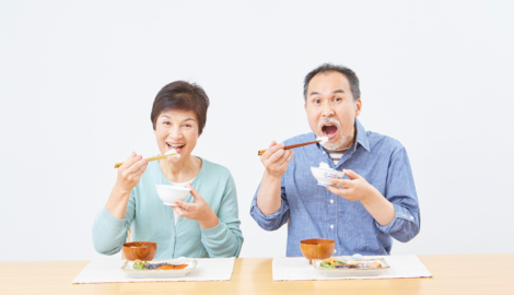 健康的な食事をする夫婦