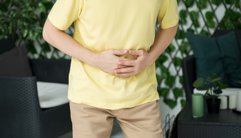 胃を押さえる男性