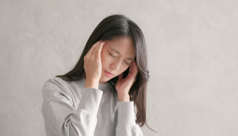 頭痛に悩む女性