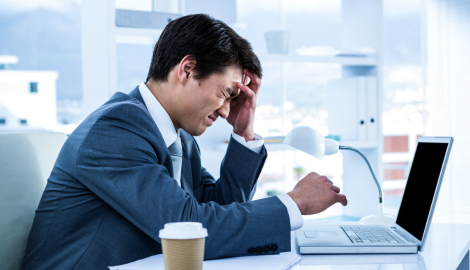 頭痛に悩む男性