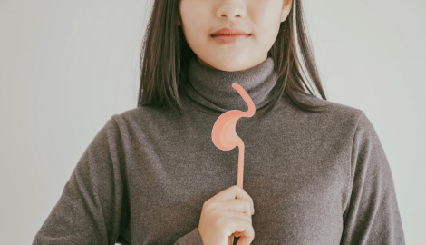 胸に手を当てる女性