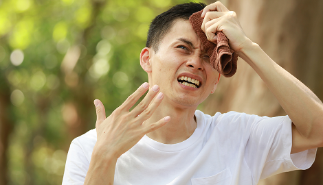 汗をかく男性