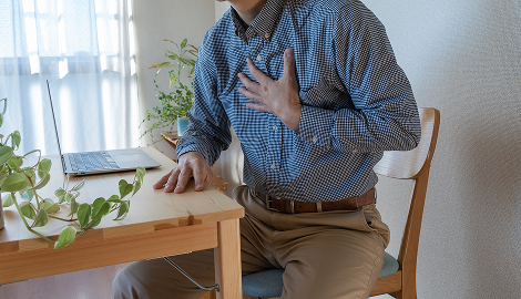 胸を押さえる人