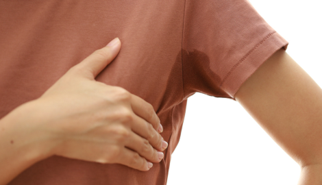 脇を押さえる男性