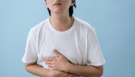 胃を押さえる男性