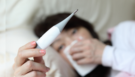 熱を測る女性