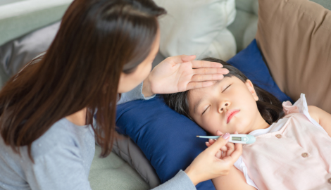 熱を測る子供と母親