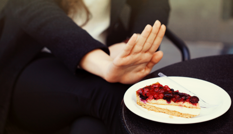 ケーキを拒否する手