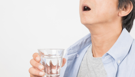 うがいをする男性