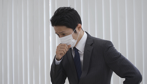 咳をする男性