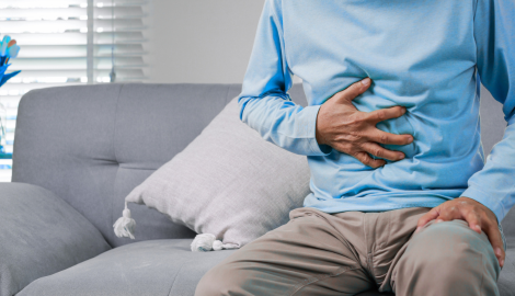 胃を押さえる人