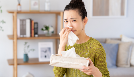 鼻をかむ女性