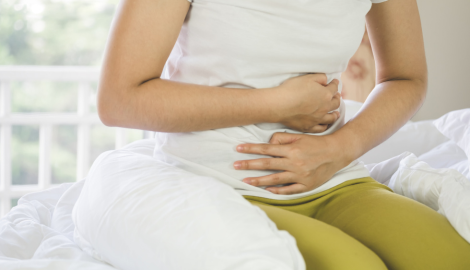 胃を押さえる女性