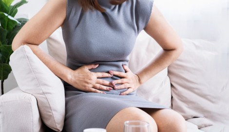 胃を押さえる女性