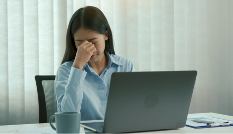 目元を押さえる女性