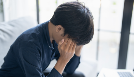 頭を抱える男性