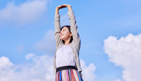腕を伸ばす女性
