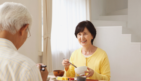 食事をする夫婦